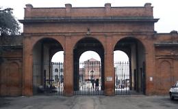 Famigliari non graditi ai funerali, manifesto funebre fa discutere