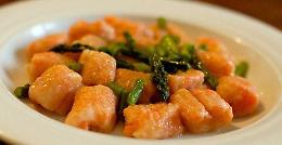 LA RICETTA
Gnocchi di carote agli asparagi