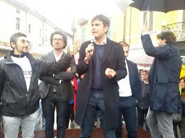 Comizio sotto la pioggia del deputato Di Battista per Carlo Cattaneo