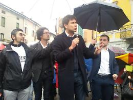 Comizio sotto la pioggia: Di Battista per Cattaneo