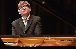 Trionfa al Comunale la stella del pianoforte Pavel Kolesnikov