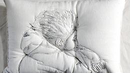 La faccia dei sogni, i volti ricamati sui cuscini