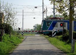 Treni 'lumaca' , ora è 'battaglia' politica sul rallentamento ai passaggi a livello
