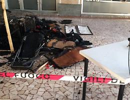 Incendio in Galleria XXV Aprile, distrutto stand del Vanitas' market: una denuncia