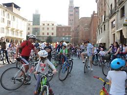 Bimbimbici, grande successo: trecento persone alla biciclettata