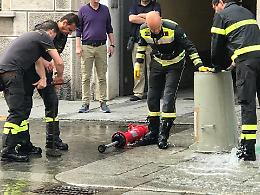 Idrante divelto da un furgone, vigili del fuoco in azione