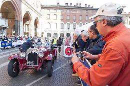 Mille Miglia, lo show in piazza delle 'signore'