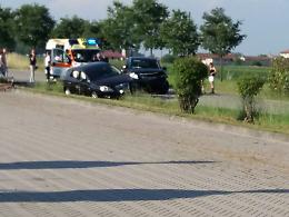 Schianto tra due auto, tre feriti