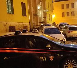 Fanno pipì ai giardini, minacciati con coltello e pistola