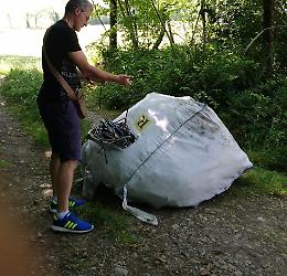 Quintali di guaine in plastica abbandonati