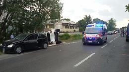 Incidente in via Milano, un'auto si ribalta