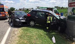 Scontro tra auto,  tre donne e un uomo feriti