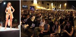 La moda che intriga, in piazza sfila la grande bellezza