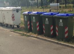 Sorpreso a buttare rifiuti domestici in un cestino, multato