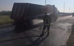 Buca un pneumatico, camion prende fuoco