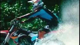 Così la  moto da cross vola sull'acqua