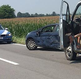 Scontro auto-furgone, trentenne ferito