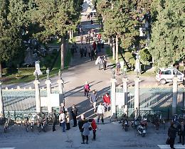 Basta funerali al cimitero, esequie da celebrare in parrocchia