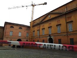 Gru oscilla e si 'appoggia' al palazzo vescovile