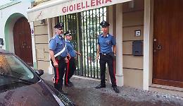 Tenta la rapina e picchia
la gioielliera: arrestato