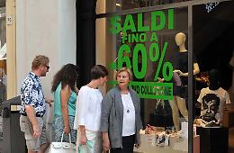 Saldi, partenza positiva: acquisti nell'abbigliamento