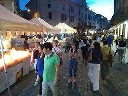 La notte dei saldi, caccia all'affare sotto le stelle