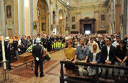 Folla e lacrime per salutare il sindaco Calzi