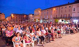 Teatro dialettale in piazza
e la gente accorre