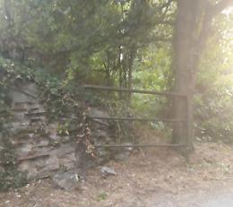 Ponte ferroviario, barriera da 30 chili crolla in strada