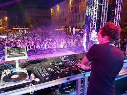 StraDJvari fa ballare Cremona, la piazza si infiamma di musica