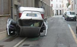 Auto si ribalta
Paura in via Geromini