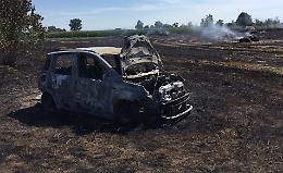 Dà fuoco alle sterpaglie ma le fiamme lo avvolgono