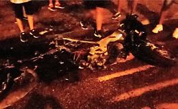 Moto in fiamme, ragazzo salvato dagli amici