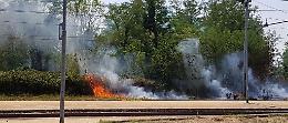 Ferrovia e tralicci dell'alta tensione minacciati dal fuoco