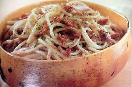 LA RICETTA
Spaghetti aglio, olio, pomodori secchi e prezzemolo