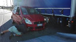 Auto contro camion in via Mantova