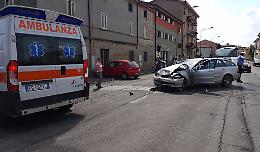 Scontro violento tra auto in via del Giordano, tre feriti