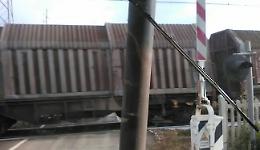 Sbarre alzate, ma sui binari passa il treno merci