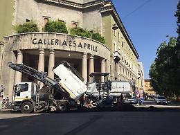 Lavori, iniziata l'asfaltatura in piazza Roma