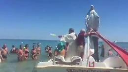 Salento, la statua della Madonna sul pedalò: l'insolita processione in spiaggia