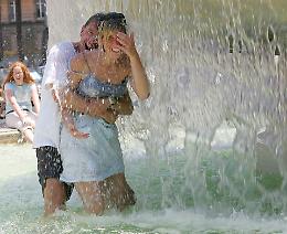 La città nella morsa nel caldo, termometro a 39 gradi