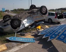 Schianto tra due auto, gravi padre e figlio di sei anni