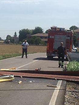 Tromba d'aria, scoperchiato un rustico: lamiere sulla strada e danni