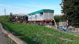 Si ribalta tir carico di acqua, autista illeso e mobilitazione