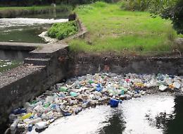 L'oasi diventa una discarica, rifiuti alle Tombe morte