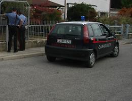 Via le armi e cassaforte svuotata