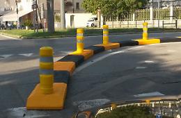 Strade, critiche sui nuovi cordoli 'protettivi'
