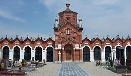 Cimitero, dopo gli innaffiatoi i ladri rubano i fiori