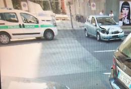 Via Giordano, altro schianto: auto danneggiate e polemiche