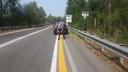 Tampona una bicicletta,  denunciato per lesioni stradali: ritirata la patente